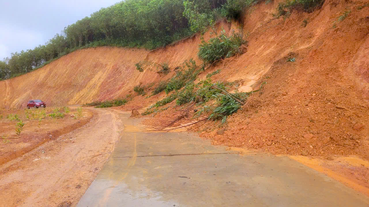 Sạt lở một số tuyến đường giao thông - Ảnh: B.X.