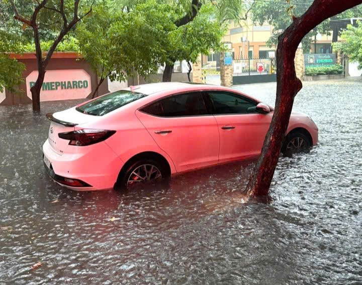 Một số con đường bị ngập nước - Ảnh: B.X.