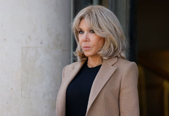 bà Brigitte Macron và Tổng thống Emmanuel Macron đệ đơn kiện tội phỉ báng 