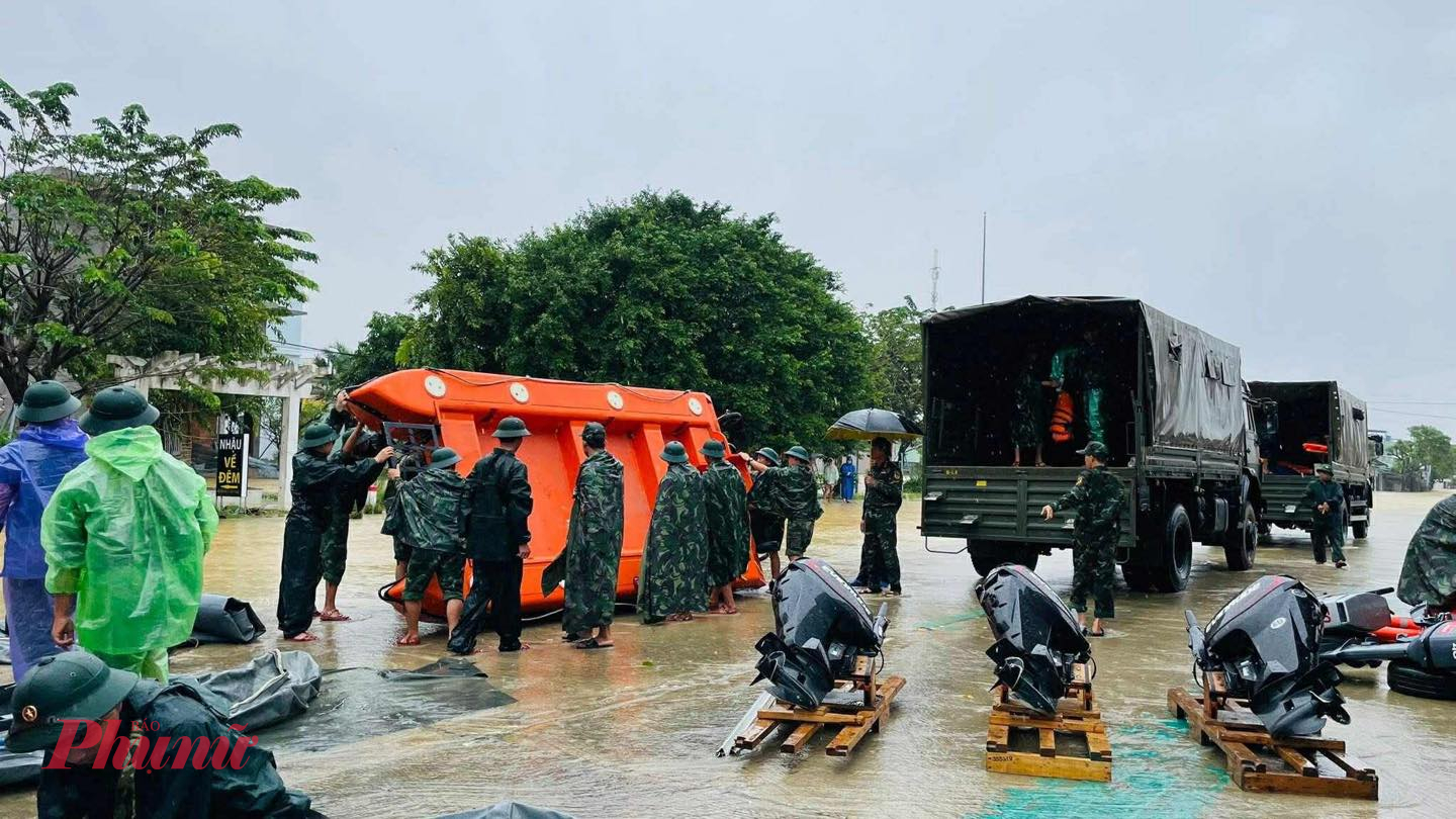 Quân đội triển khai lực lượng, phương tiện trên quốc lộ 1 để vào ứng cứu các khu vực thấp trũng