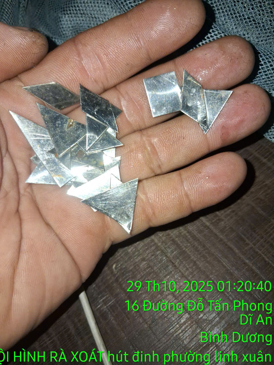 Đinh bằng inox mà cơ quan chức năng nhặt được. Ảnh: CSGT