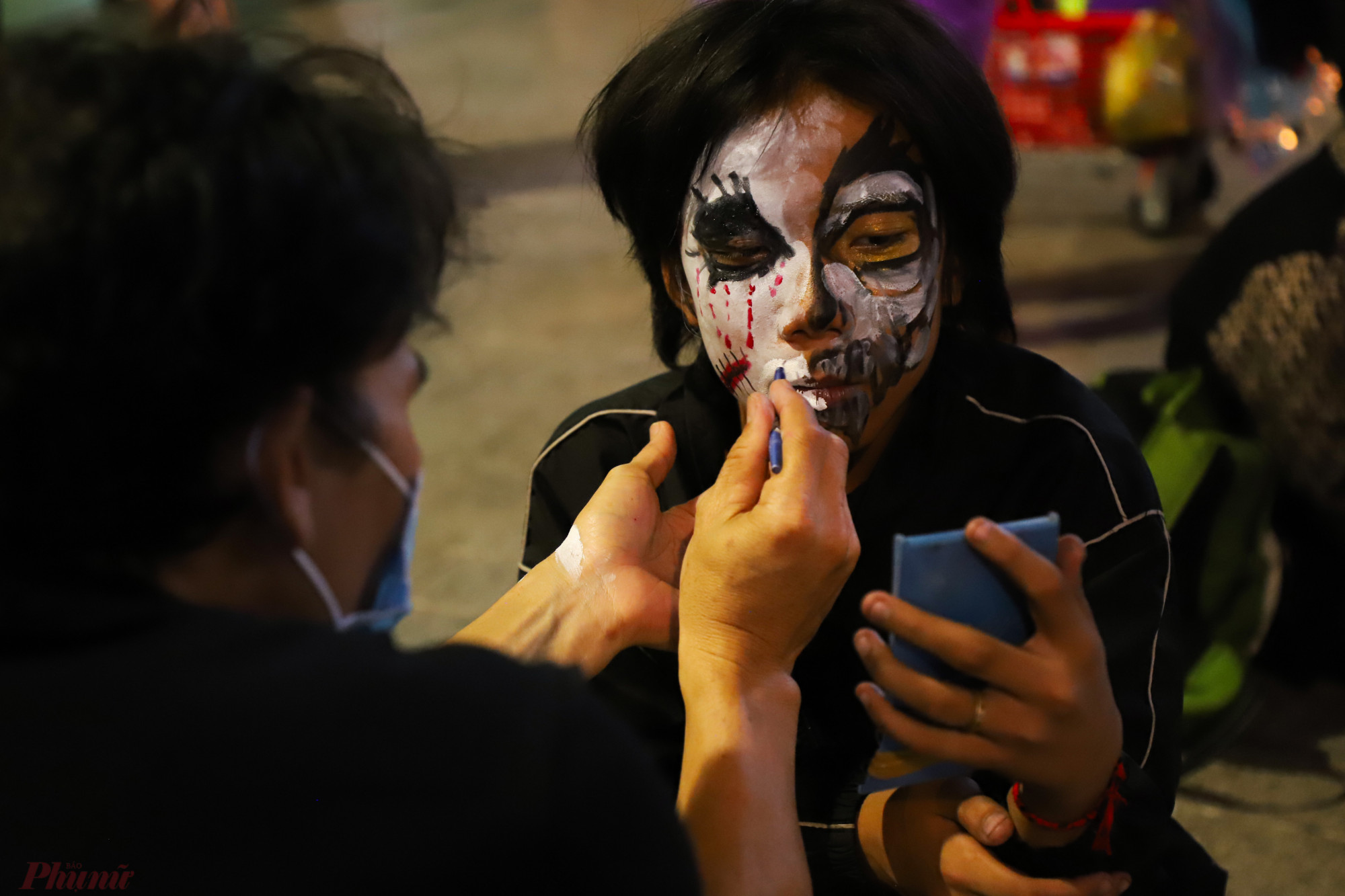 Dịch vụ hóa trang tại chỗ thường thu hút nhiều người trong đêm Halloween, ảnh Minh An