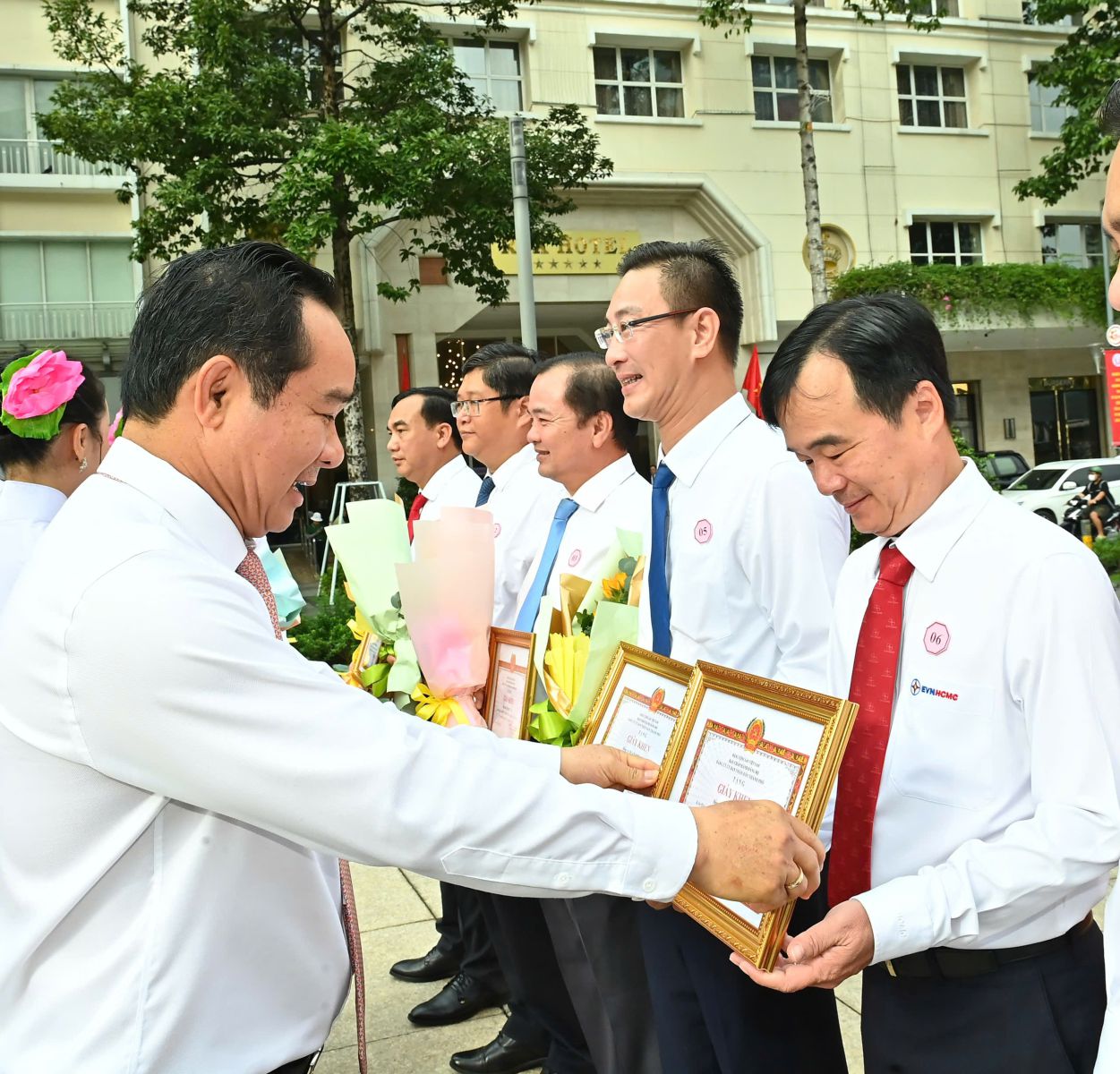 Ông Nguyễn Văn Được - Chủ tịch UBND TPHCM trao tặng giấy khen cho Đảng ủy EVNHCMC  - Ảnh: EVNHCMC