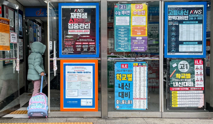 Một học sinh nhí đang vào học ở trung ta6mluye65n thi