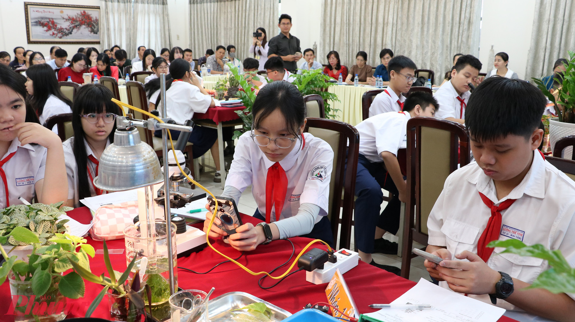 Học sinh sử dụng thiết bị thông minh để tra cứu thông tin - Ảnh: Trang Thư