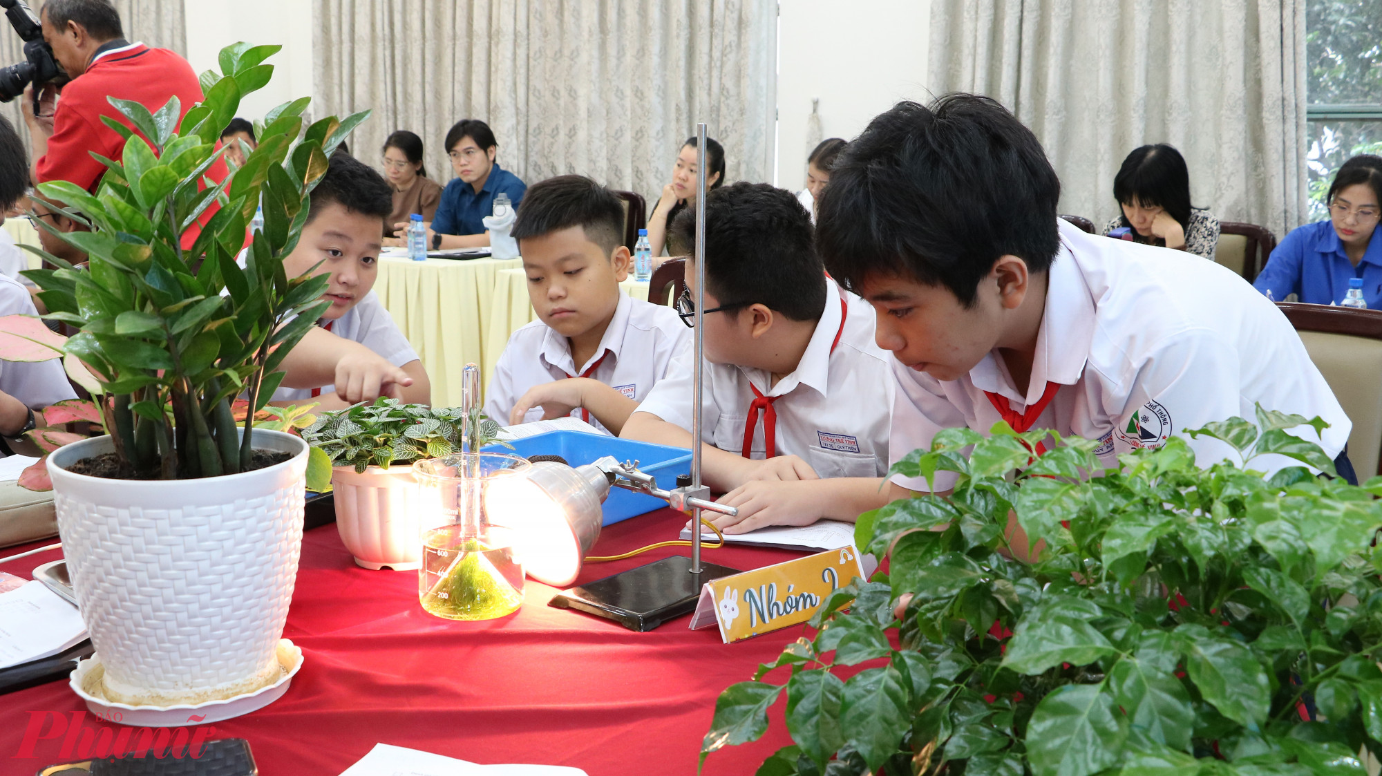 Học sinh quan sát thí nghiệm tại lớp - Ảnh: Trang Thư