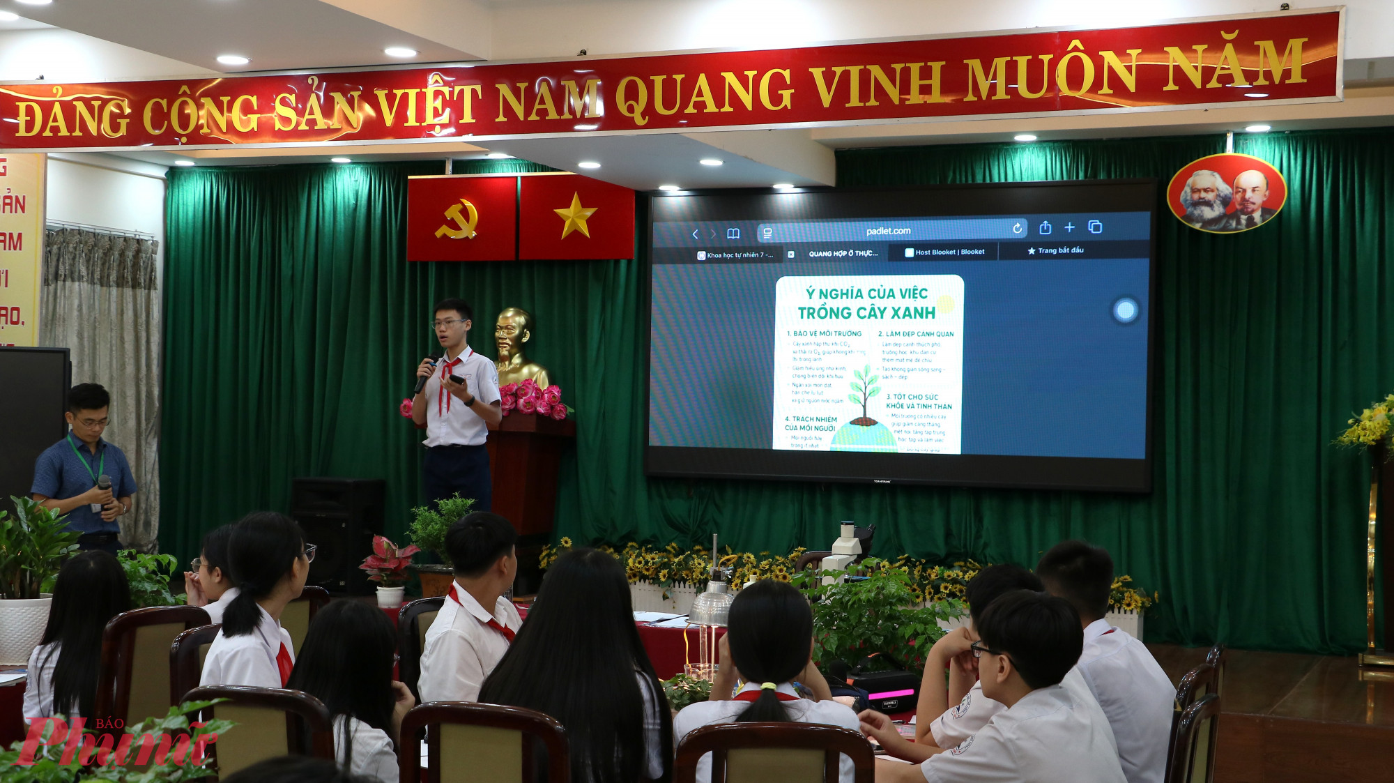 Học sinh thuyết trình về ý nghĩa của việc trồng cây xanh - Ảnh: Trang Thư