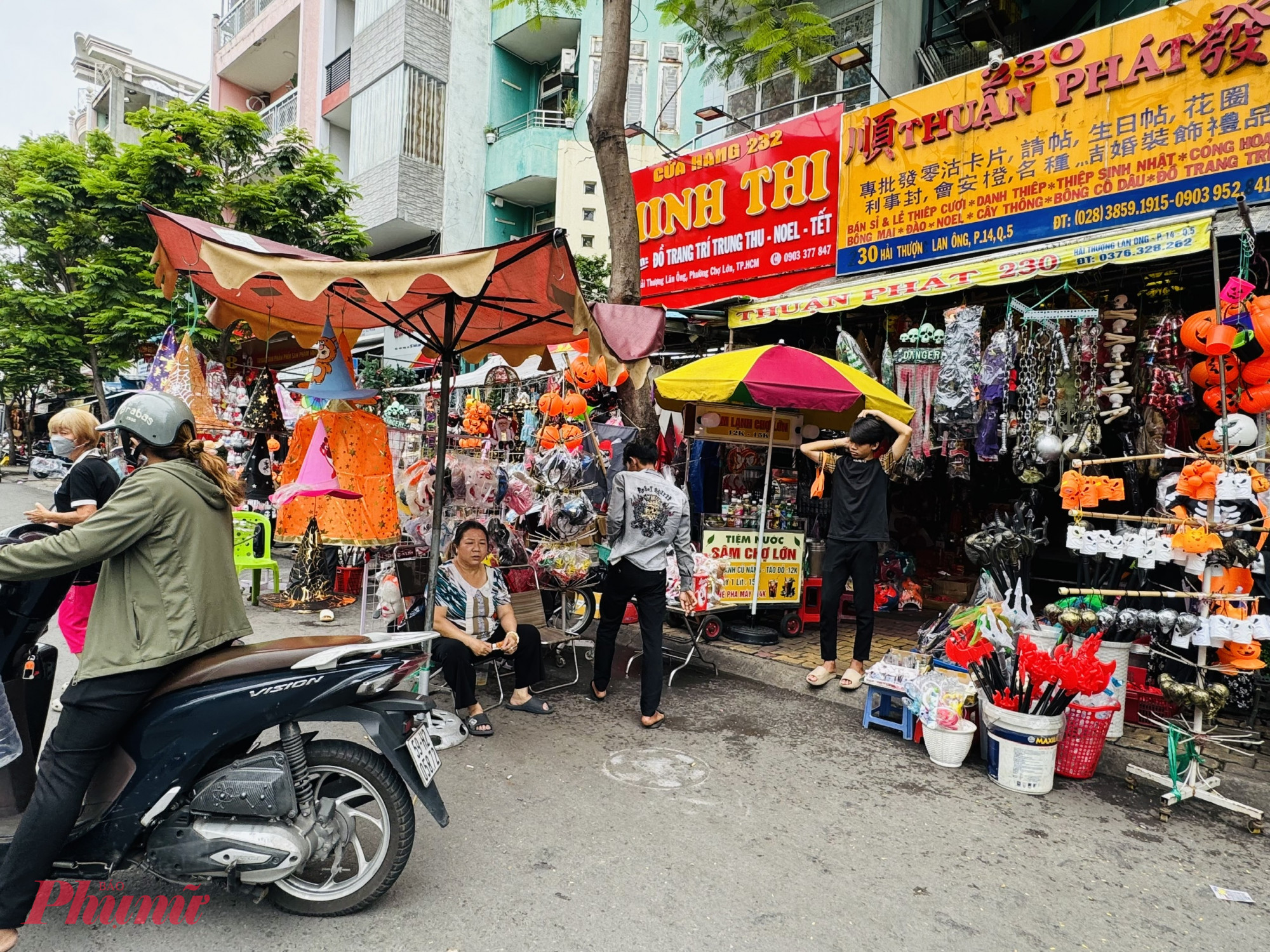 Tại không ít cửa hàng, ngay cả chủ quán cũng phải trực tiếp ra trước cửa ngồi để mời chào và tư vấn sản phẩm cho khách vãng lai, chứ không chỉ trông cậy vào nhân viên