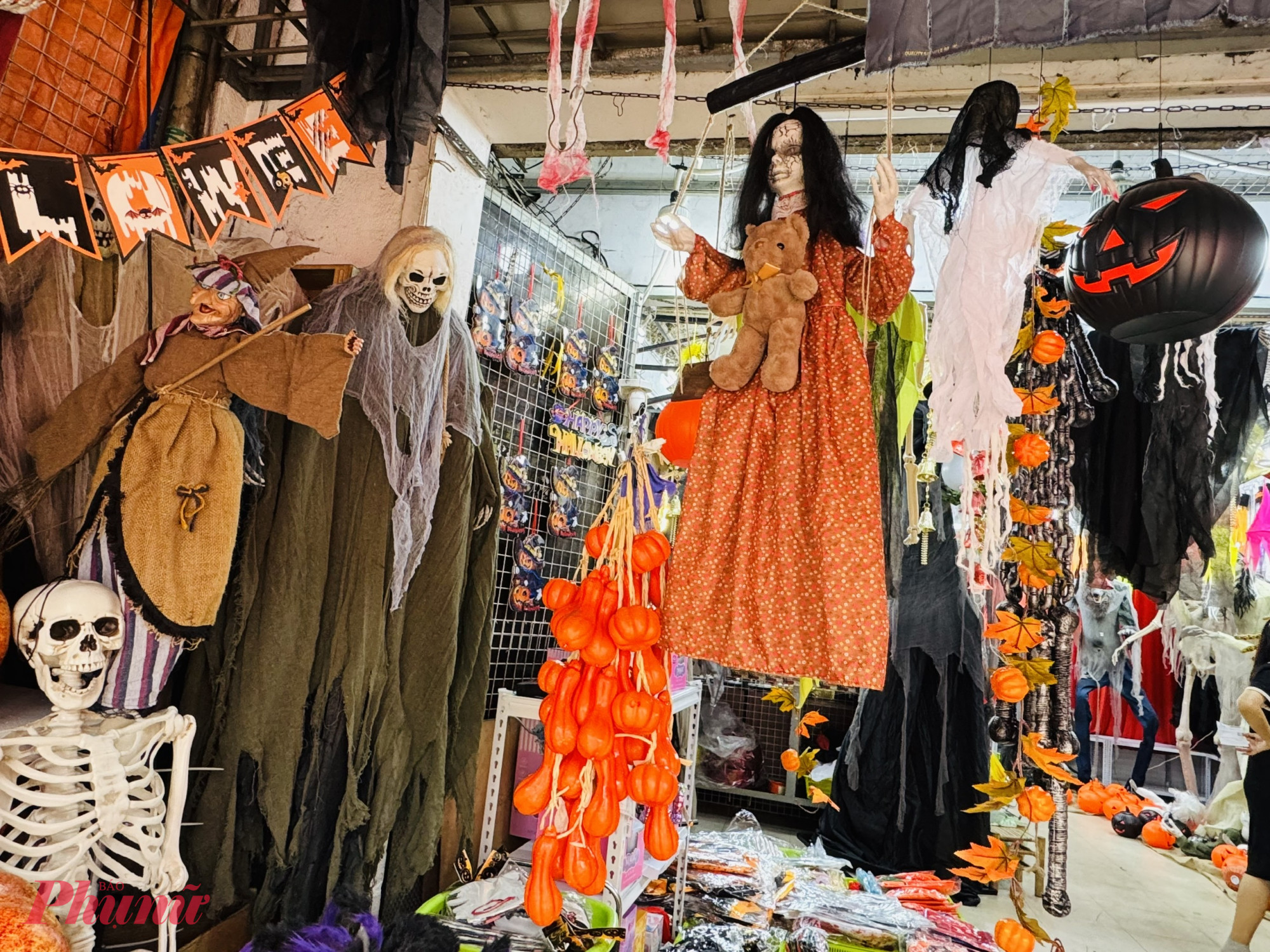 Năm nay, các cửa hàng còn nhập về các mô hình ma, bộ xương, phù thủy với giá khoảng 800.000 – 1,2 triệu đồng/sản phẩm