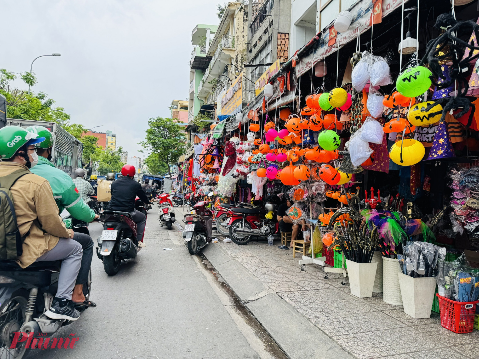 Song cũng có cửa hàng cho biết, sức mua phải giảm từ 50-70%. Đó là lý do mà nhiều cửa hàng đang tập trung kinh doanh sản phẩm giáng sinh 