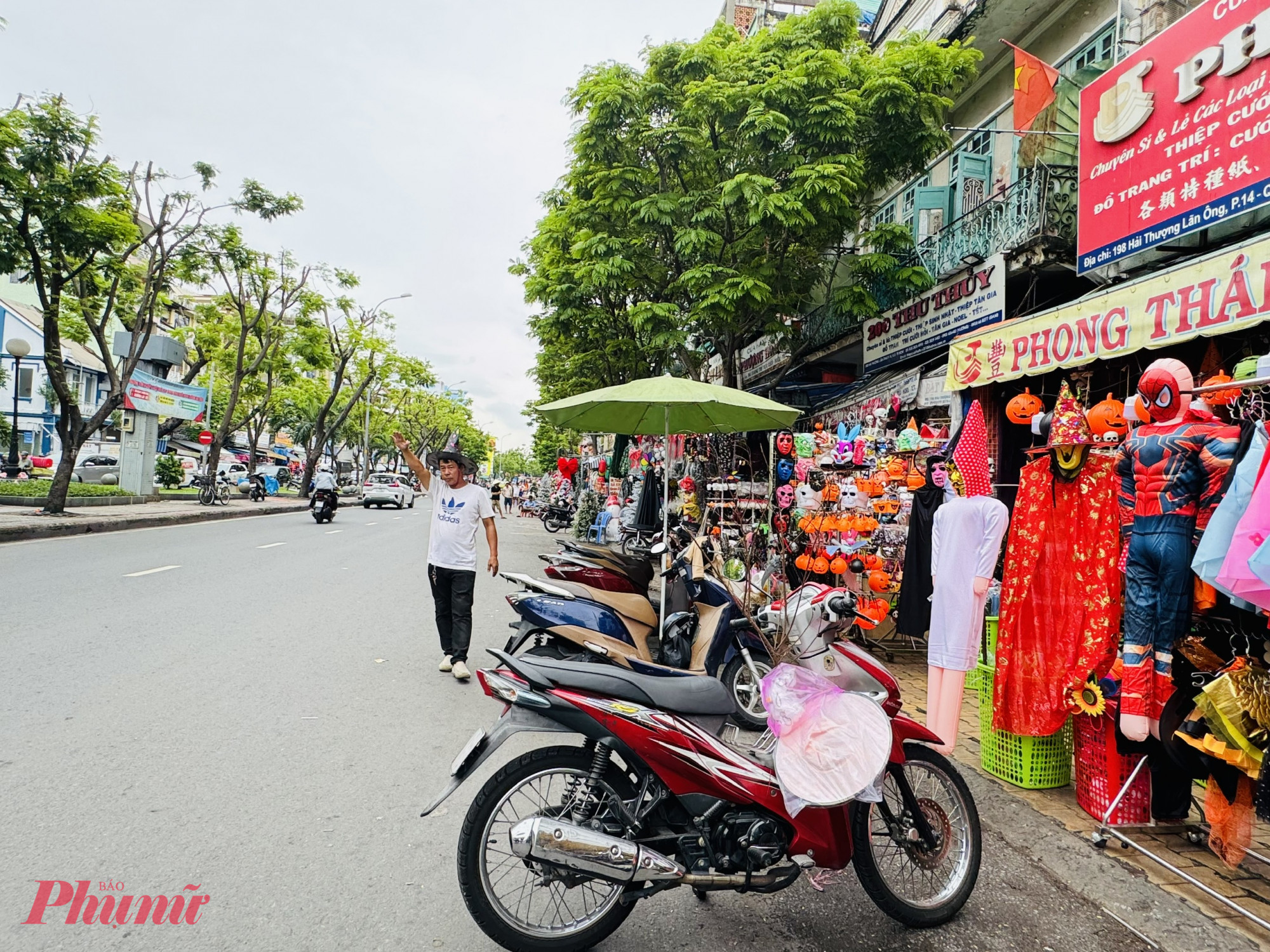 Phần lớn nhân viên đều phải đứng ngay trên vỉa hè để mời chào khách hàng qua lại
