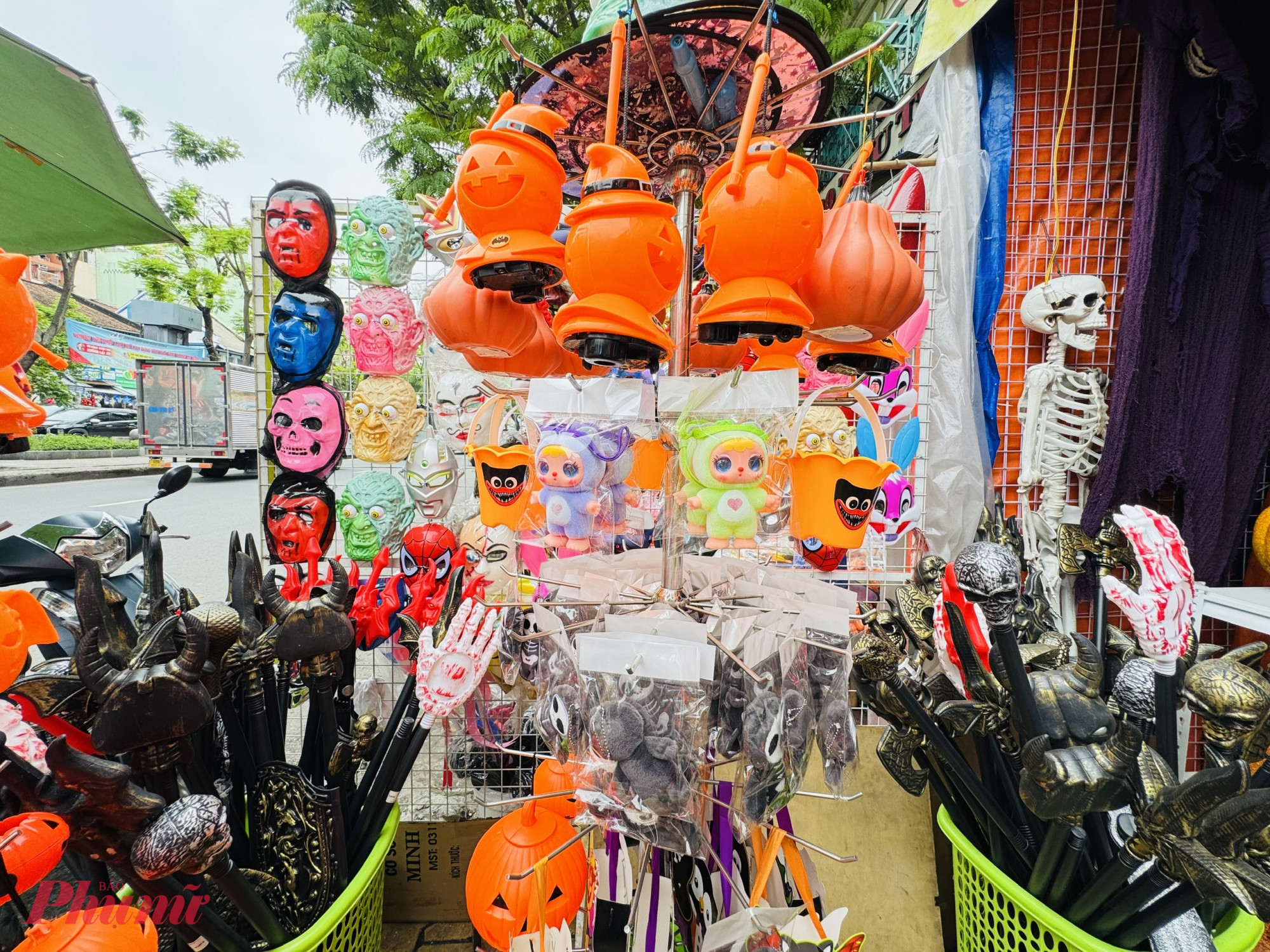 Bên cạnh các sản phẩm bí ngô, đầu lâu, năm nay có thêm nhiều sản phẩm búp bê baby three