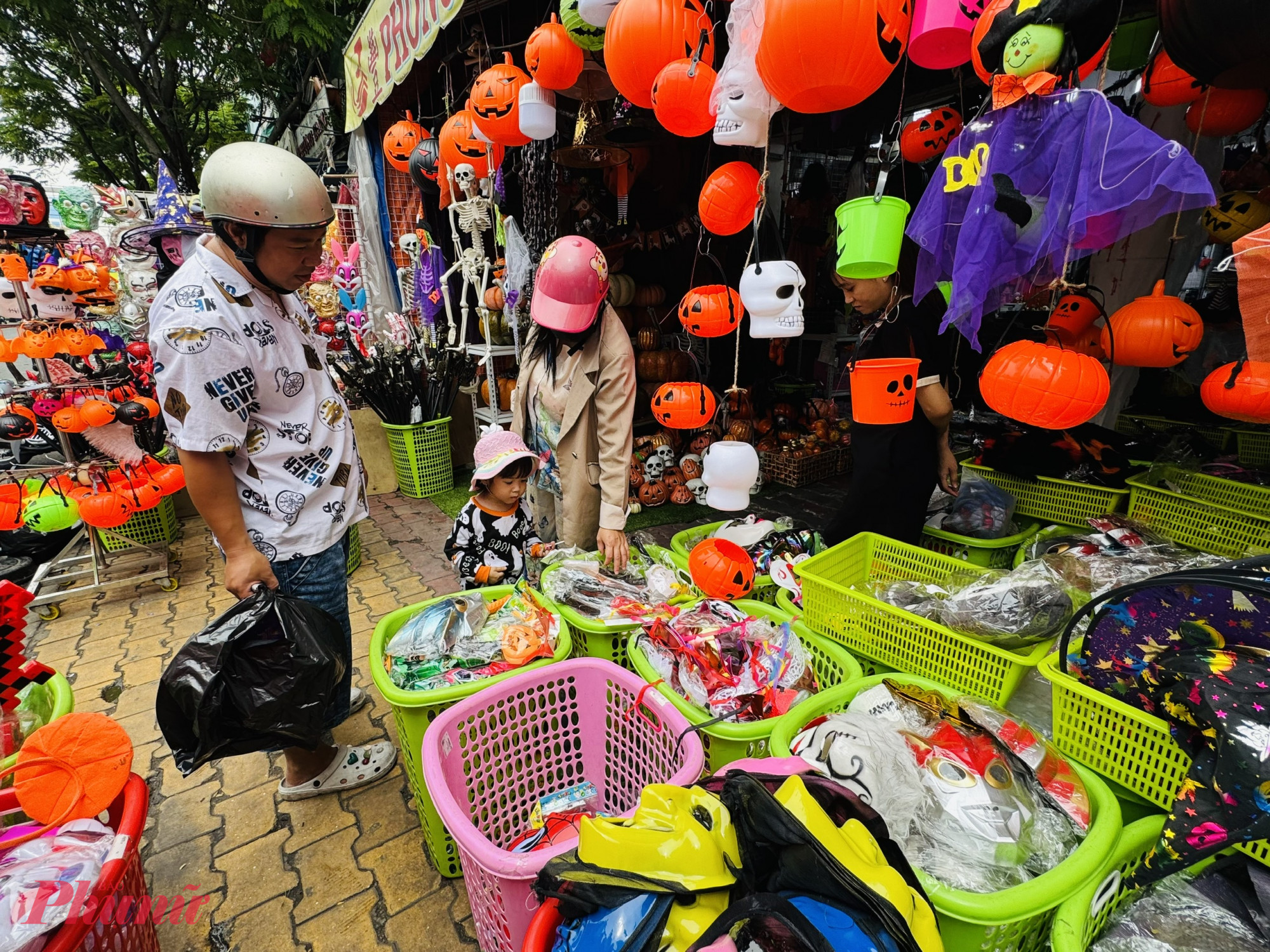 Trẻ nhỏ thì chuộng các sản phẩm hình Đèn LED, đèn nháy: Hình ma, dơi, mạng nhện... với ánh sáng màu cam, tím, xanh lá.