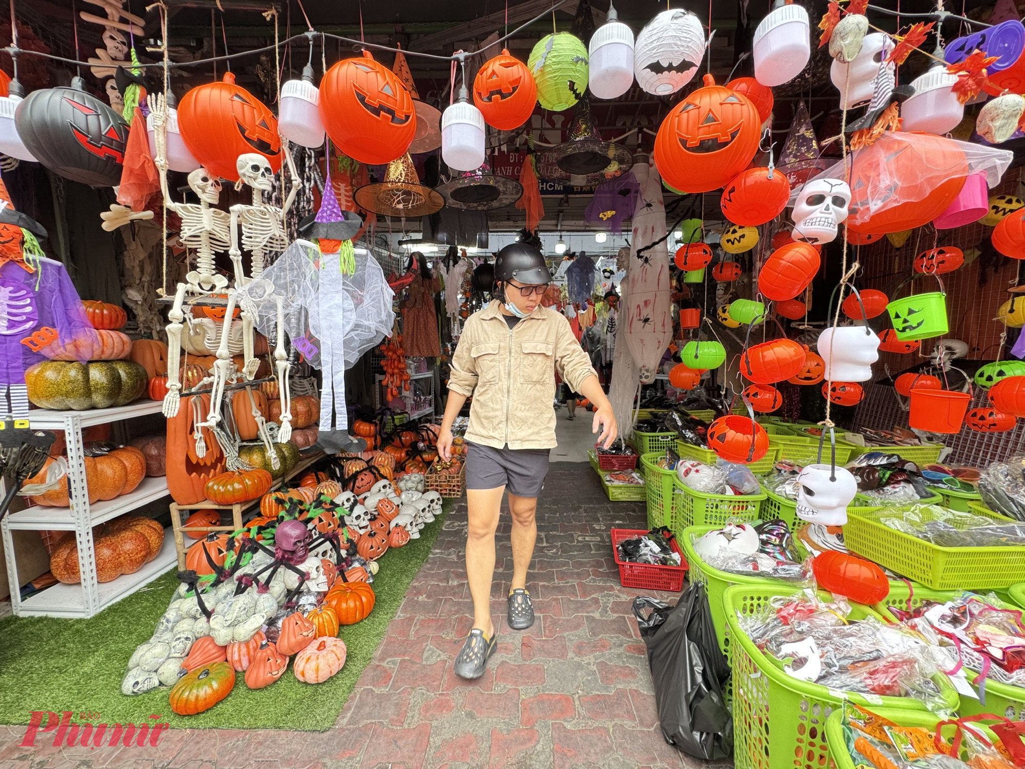 So với các năm trước, giá các sản phẩm vẫn ổn định. Tuy nhiên, sức mua lại khá thấp. Do bão lũ, kinh tế khó khăn, mọi người thắt chặt chi tiêu nên sức mua sản phẩm halloween năm nay giảm. 