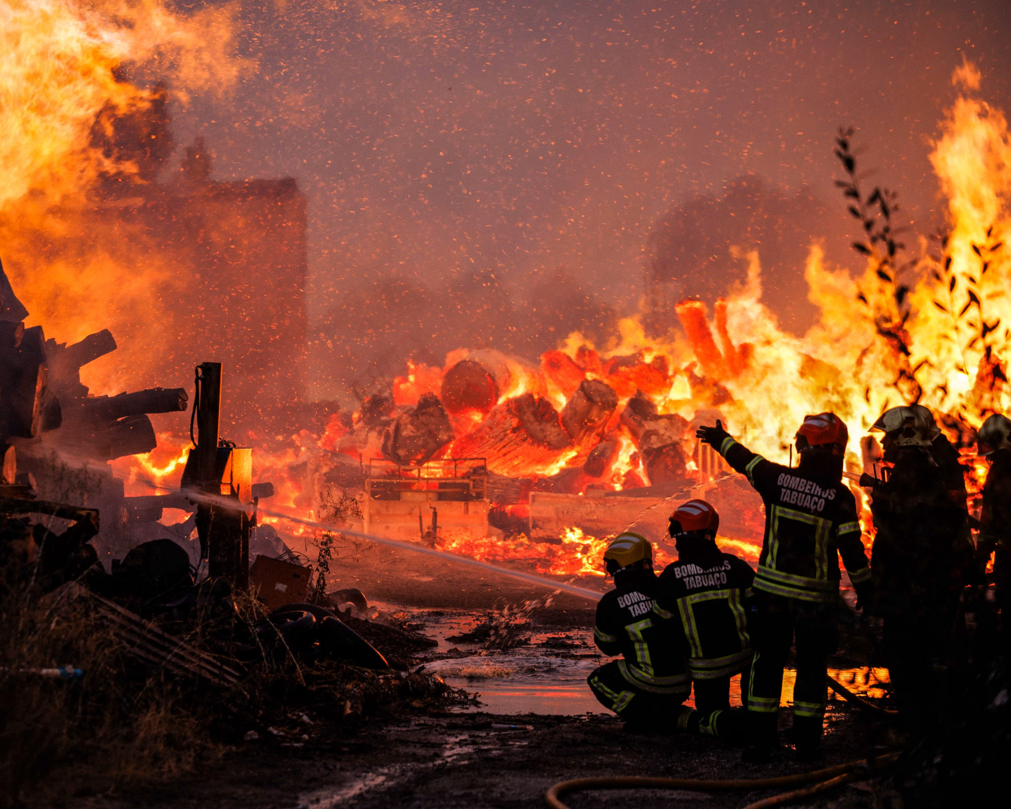 Lính cứu hỏa chiến đấu với ngọn lửa ở huyện Chaves, Bồ Đào Nha vào tháng 8/2025 - Ảnh: Pedro Sarmento Costa/EPA