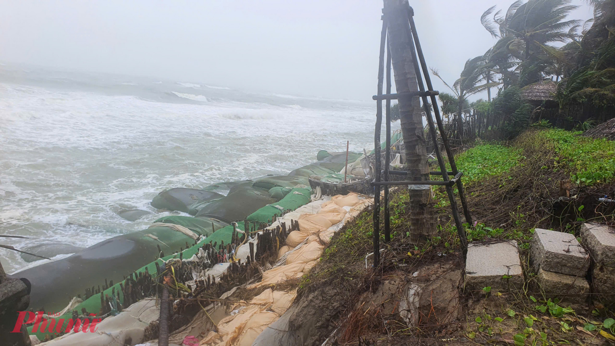 Nguy cơ đe dọa khu dân cư phía bên trong.