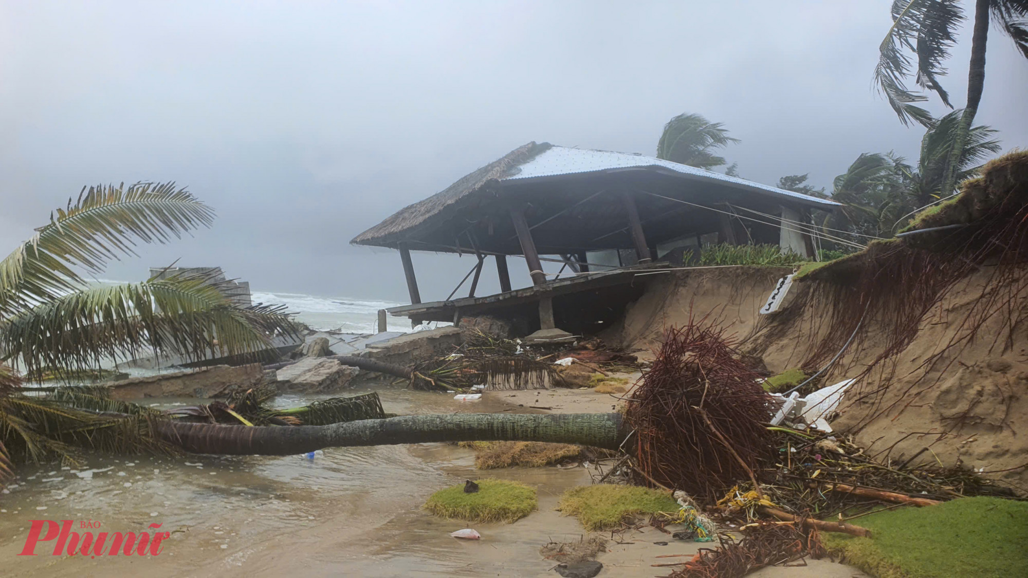 Nhà hàng trong resort bị kéo đổ sập xuống biển.