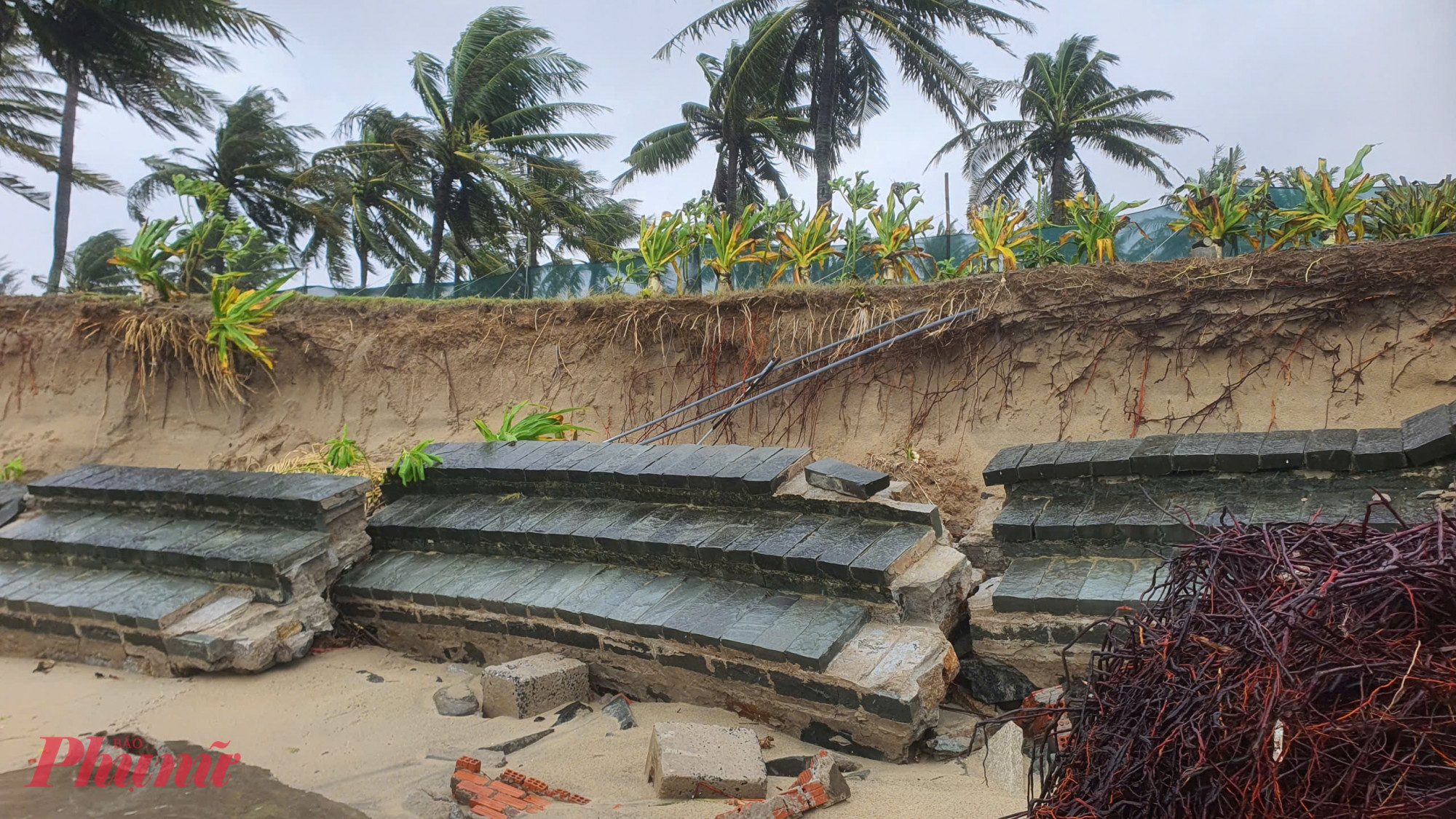 UBND phường Hội An Tây đã báo cáo UBND thành phố Đà Nẵng, xin ý kiến chỉ đạo về việc kè tạm khu vực bị sạt lở và dự kiến di dời khoảng 30 hộ kinh doanh và 0 hộ dân bị ảnh hưởng khi tình hình sạt lở diễn biến phức tạp.