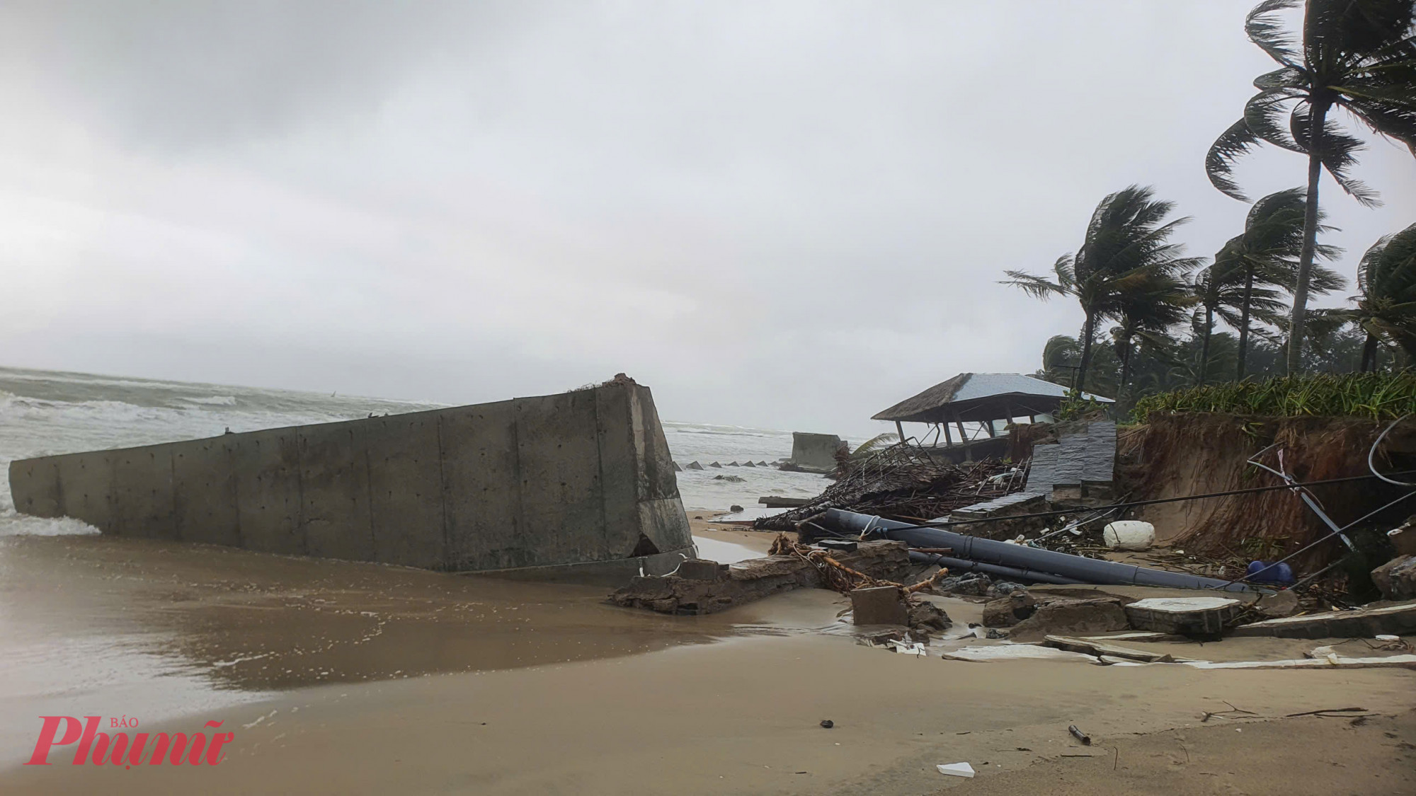 Ở phía nam khối phố Tân Thịnh, resort Boutique Hoi An bị sóng kéo sập bờ kè bê tông.