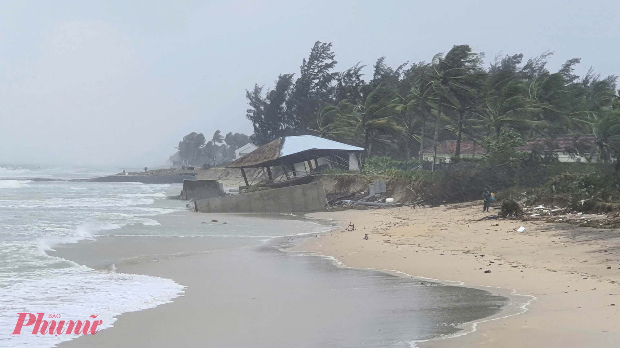 Tại phường Hội An Đông, sạt lở bờ biển ở tổ Phước Tân.