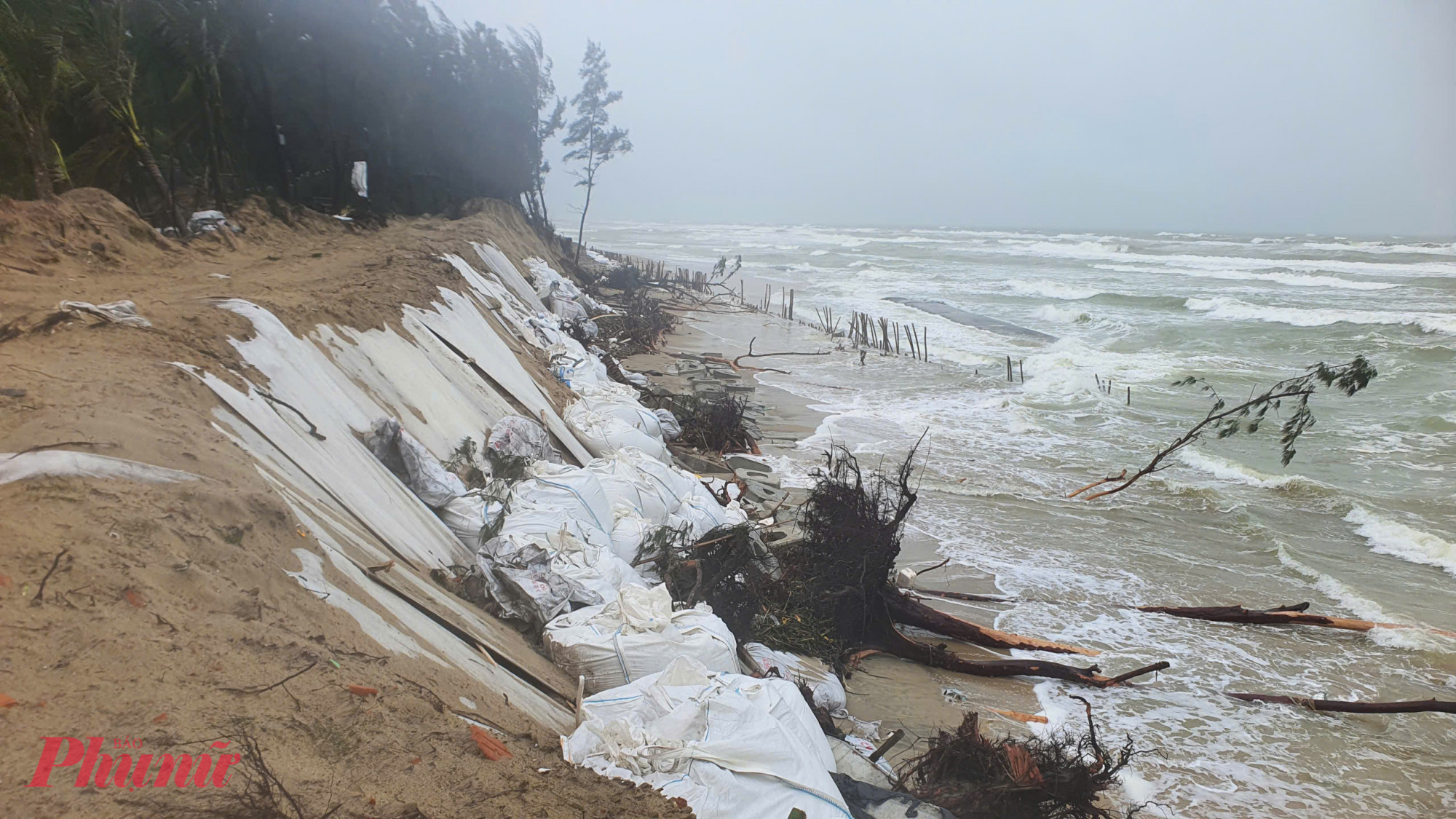 Tại khối phố Tân Thành, khu vực này trước đợt mưa lũ đã được quân đội gia cố tạm nhưng hiện đang bị sóng biển tiếp tục uy hiếp.