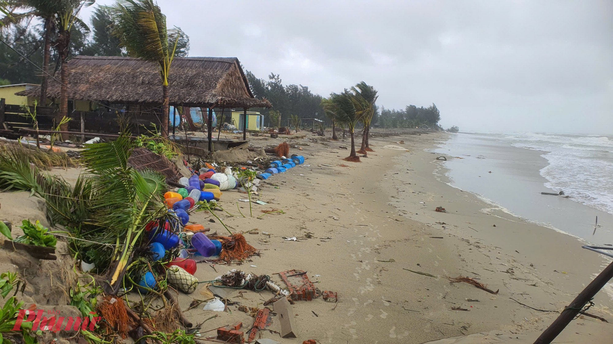 Nhà cửa, cây cối mới được xây dựng lại bị sóng biển tấn công.