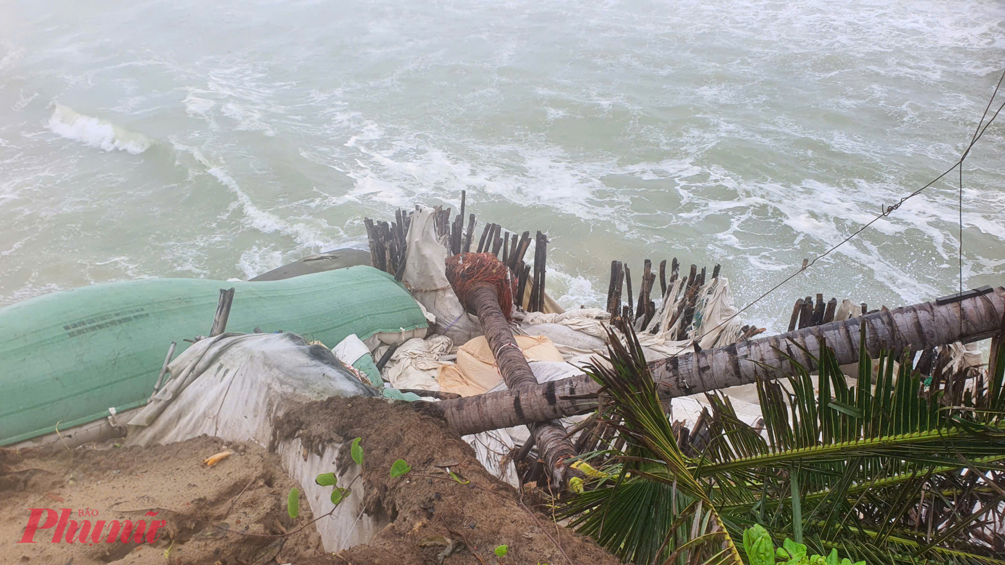 Theo đó, đoạn không có kè mềm sạt dài 200m, rộng 3-5m.