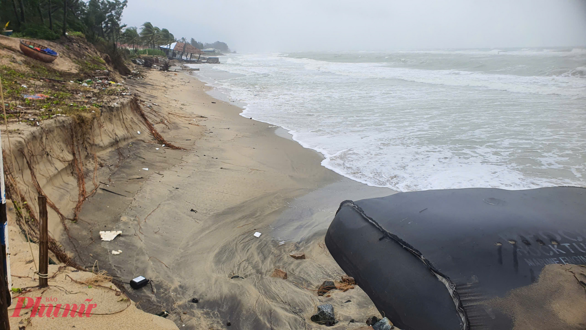 Hệ thống kè mềm bị sóng khoét vào sâu bên trong.