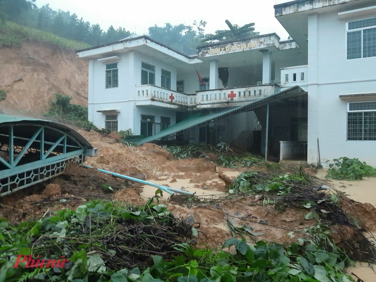 Trạm Y tế Trà Xinh, xã Tây Trà bị đất đồi sạt lở vùi lấp một phần