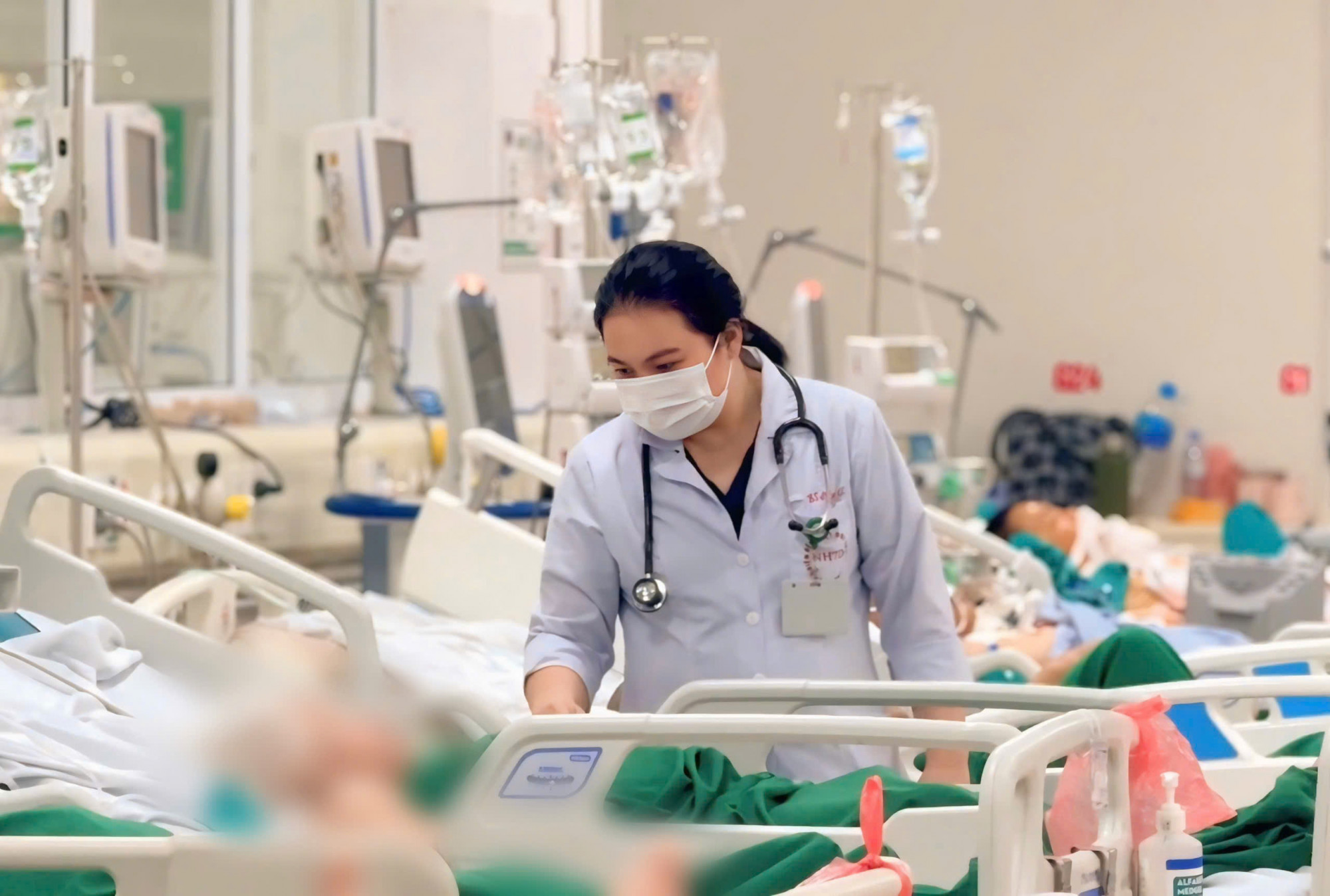 Nữ bệnh nhân ngộ độc nghiêm trọng sau khi dùng thảo dược chữa bệnh xương khớp - ảnh: T.S.