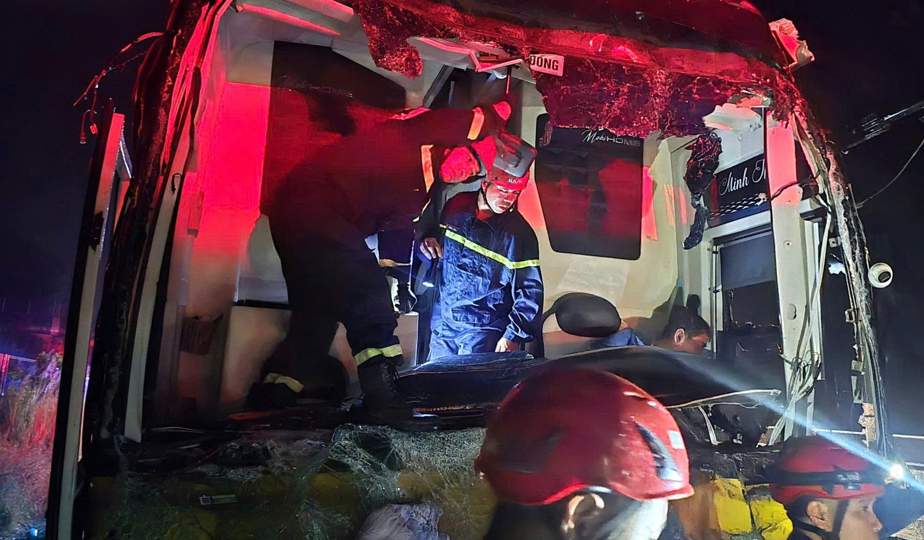 Cảnh sát Cứu nạn cứu hộ tiếp cận giải cứu những người mắc kẹt trong xe tải_Ảnh: Công an Đà Nẵng.