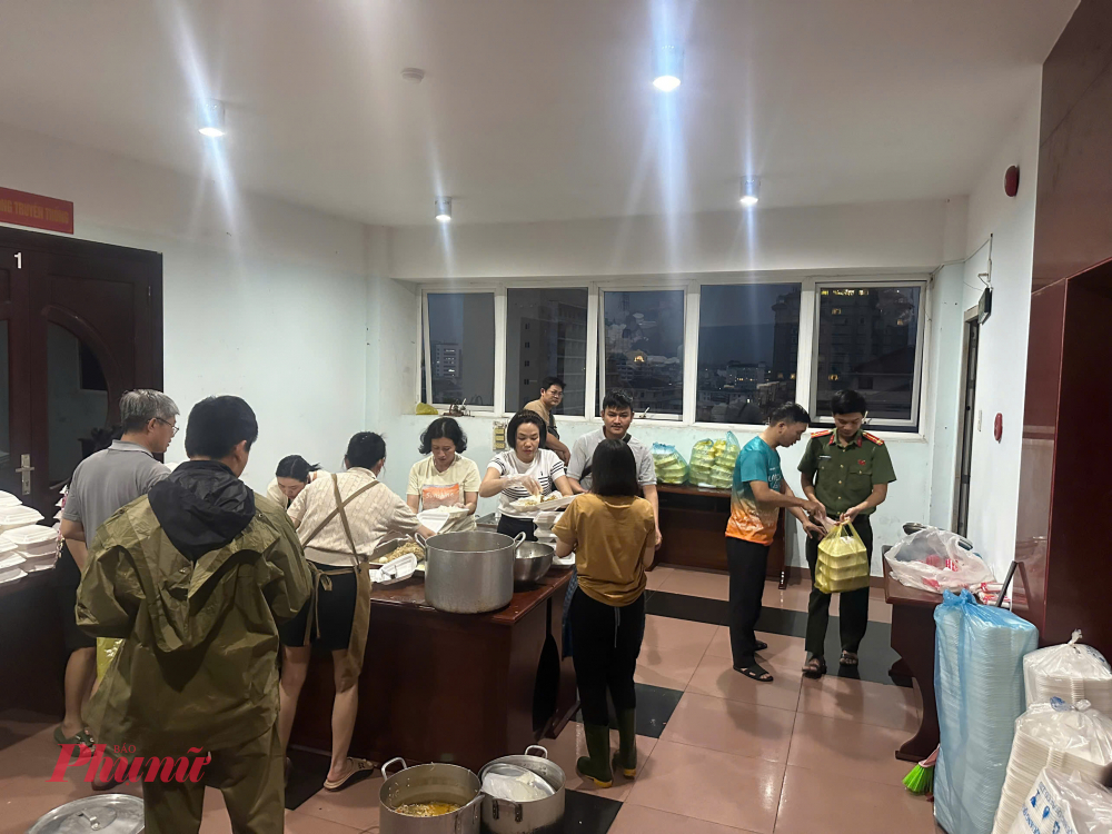 Bà con vùng lũ xúc động khi nhận cơm, hàng cứu trợ trong ngày bão lũ Giữa những ngày nước lũ chia cắt thành phố, khi các chiến sĩ Công an dầm mình trong dòng nước chảy xiết để đưa dân qua vùng ngập, sau lưng đồng đội, những người lính Phòng Hậu cần vẫn miệt mài không ngủ. Tuy không trực tiếp cầm xuồng, không lội nước, nhưng chính những đôi tay thoăn thoắt chuẩn bị cơm nóng, gói mì tôm, kiểm tra từng chiếc ca nô, từng can xăng lại là bàn tay đang giữ vững sức mạnh cho cả lực lượng.