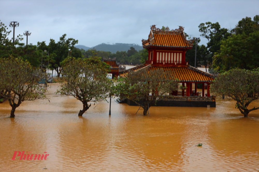 Nước lũ bủa vây kinh thành Huế Khu vực quanh Hoàng thành Huế ngập hơn nửa mét, nhiều tuyến đường lân cận như Lê Huân, Đặng Thái Thân ngập sâu 1-1,5 m.