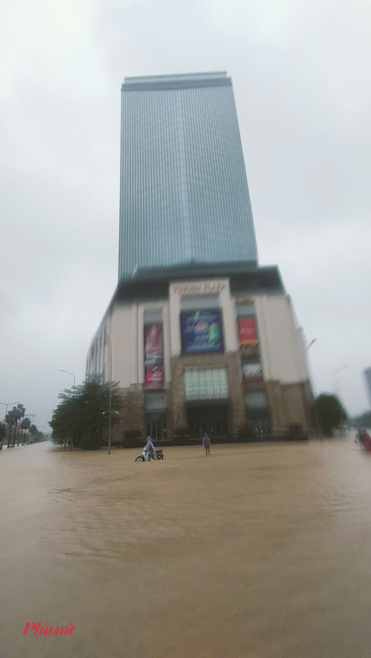 Nước lũ bủa vây kinh thành Huế Sáng 29/10 khu vực ở ngã sáu trung tâm TP Huế nước lũ ngập mênh mông