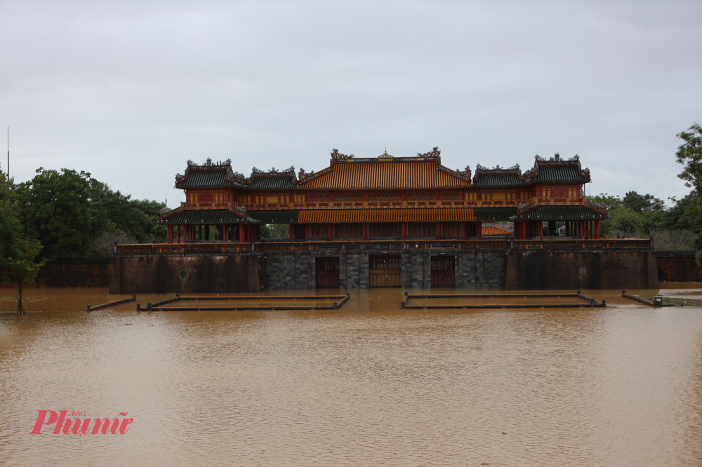 Nước lũ bủa vây kinh thành Huế Khu vực trước cổng Ngọ Môn nước lũ còn cao