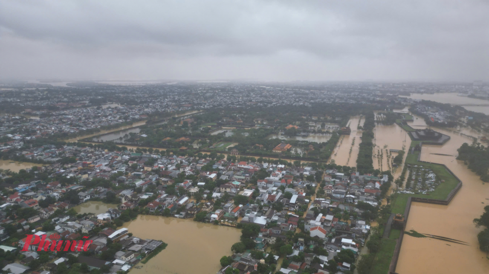 Nước lũ bủa vây kinh thành Huế TP Huế hiện tại vẫn ngập lụt nhiều nơi, nước lũ cao bủa vây quạn trung tâm TP Huế