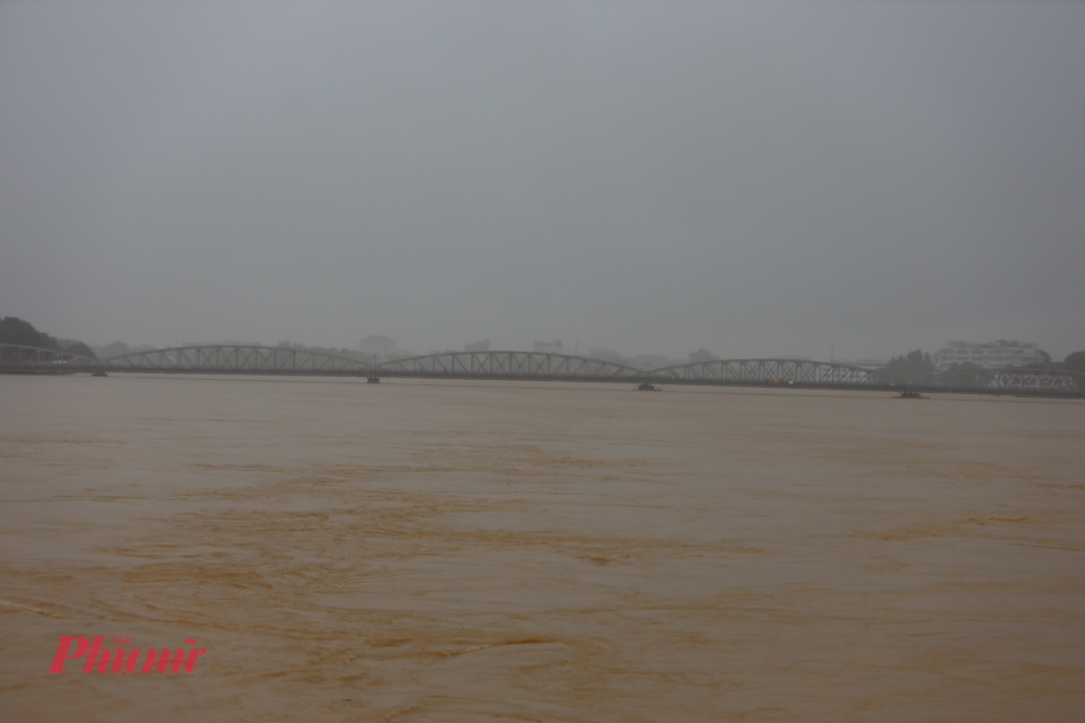 Nước lũ bủa vây kinh thành Huế Sáng 29/10 mực nước sông Hương ở TP Huế vẫn ở mức báo động 3 nhiều địa phương tại TP Huế vẫn còn cô lập trong lũ