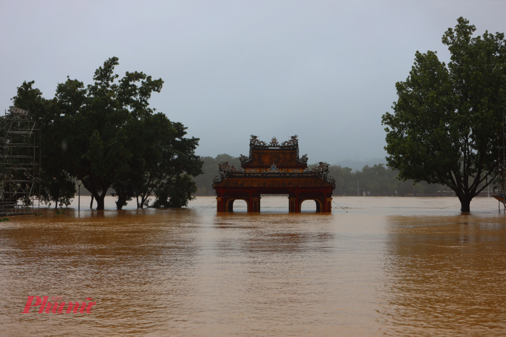 Nước lũ bủa vây kinh thành Huế Đặt biệt nhiều di tích nằm dọc sông Hương nước lũ bủa vây tứ phía