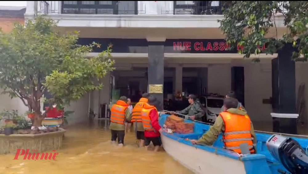 Bà con vùng lũ xúc động khi nhận cơm, hàng cứu trợ trong ngày bão lũ Giữa mưa lũ mịt mùng, những nồi cơm nóng, những thùng mì, bình xăng được chuyển đi lặng lẽ – đó chính là ngọn lửa âm thầm của những người lính hậu cần, những người góp phần giữ vững hậu phương, để tiền tuyến yên tâm vững bước giúp dân vượt qua thiên tai.