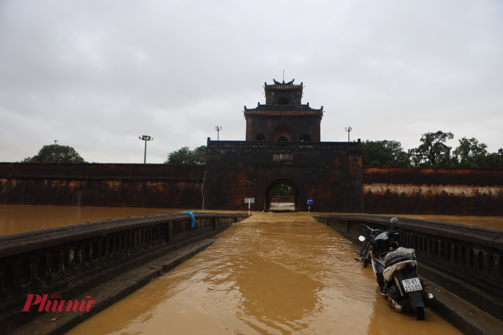 Nước lũ bủa vây kinh thành Huế Mưa lũ làm nhiều tuyến đường vào Thành Nội ngập sâu