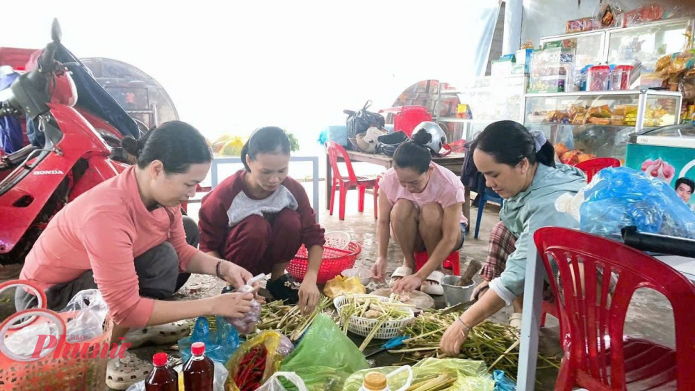 Bà con vùng lũ xúc động khi nhận cơm, hàng cứu trợ trong ngày bão lũ Những đôi tay quen cầm phấn, nay lại thoăn thoắt bên bếp lửa, giữa làn mưa mù trời, chỉ với một tấm lòng – “để không ai bị bỏ lại giữa lũ”.