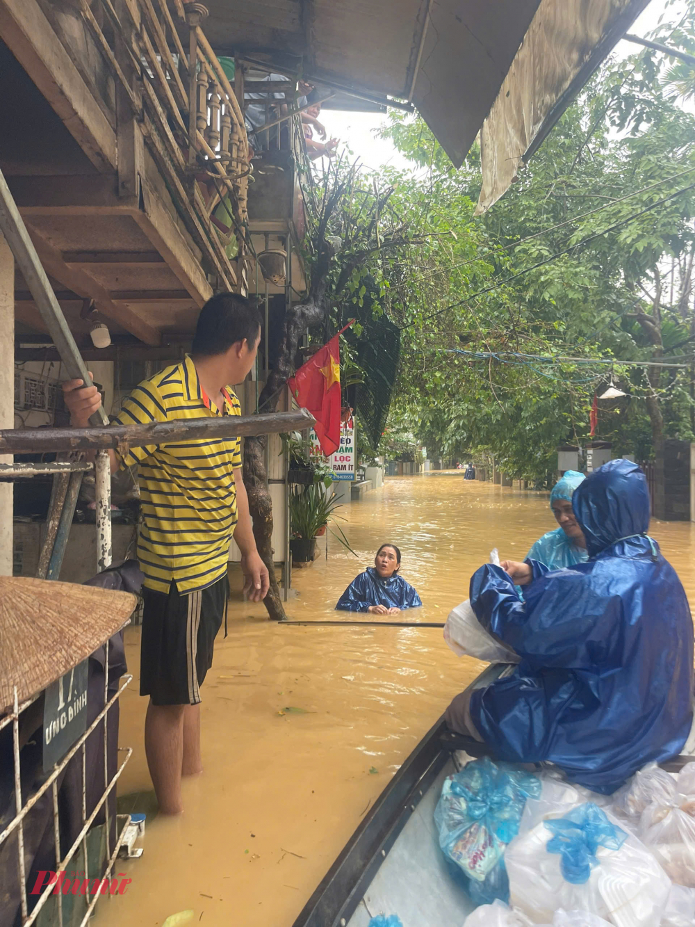 Bà con vùng lũ xúc động khi nhận cơm, hàng cứu trợ trong ngày bão lũ Nhiều phật tử chùa Pháp Hải, Quang Minh cùng bà con khu vực Cồn Hến đã tận tay chèo thuyền, lội nước lũ đi đến tận những gai đình ngập lụt tặng cơm và tiền mặt cho bà con
