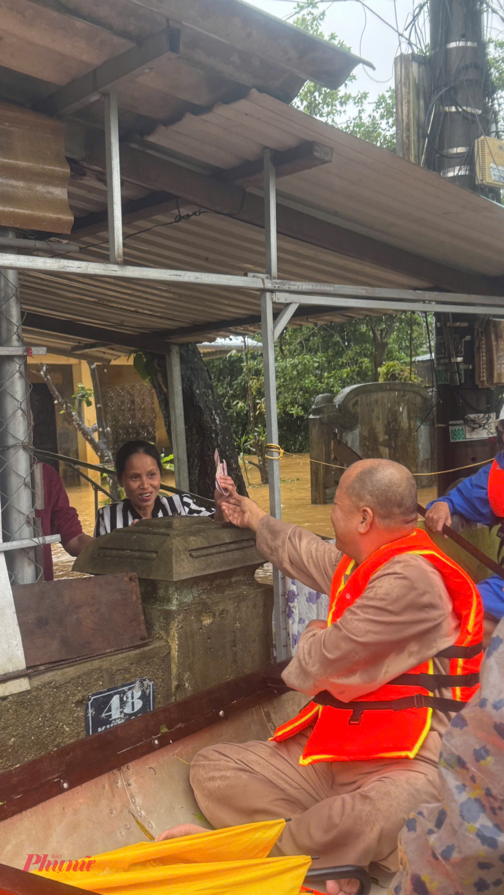 Bà con vùng lũ xúc động khi nhận cơm, hàng cứu trợ trong ngày bão lũ