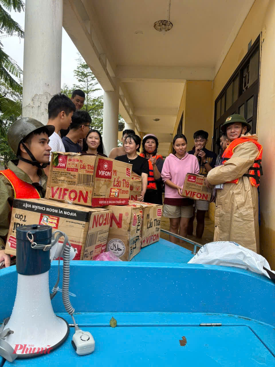Bà con vùng lũ xúc động khi nhận cơm, hàng cứu trợ trong ngày bão lũ Lực lượng vũ trang, công an vẫn tích cực vận chuyển những phần cơm, thực phẩm, mỳ tôm đến gửi tặng bà con, người dân đang ngập sâu trong lũ.