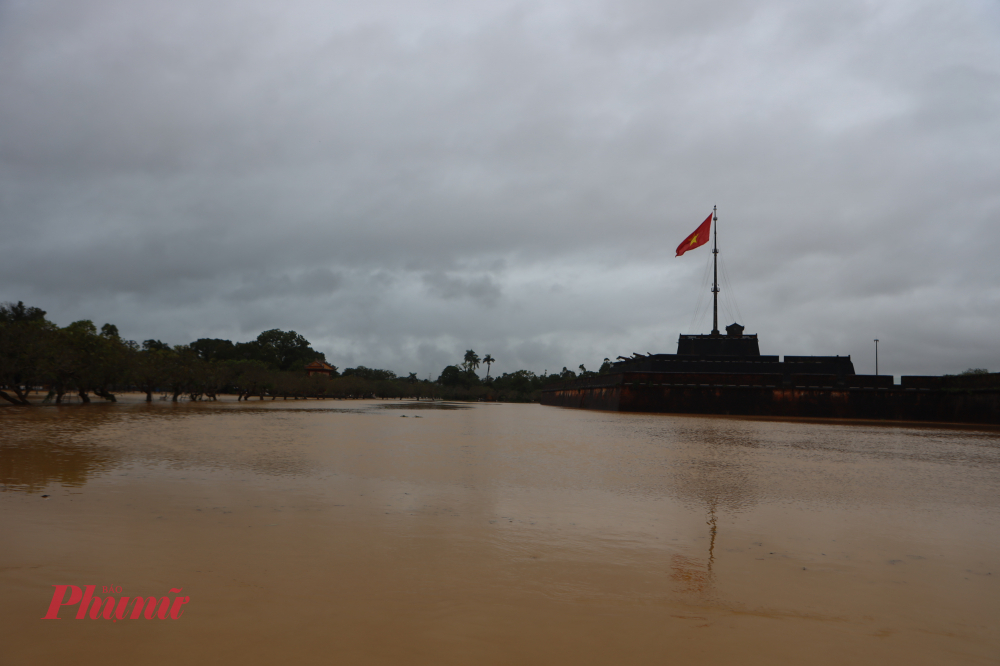 Nước lũ bủa vây kinh thành Huế Khu vực cột cờ Phu Văn Lâu nước lũ vẫn còn cao, Trung tâm Bảo tồn Di Tích hiện chưa đón khách tham quan trở lại