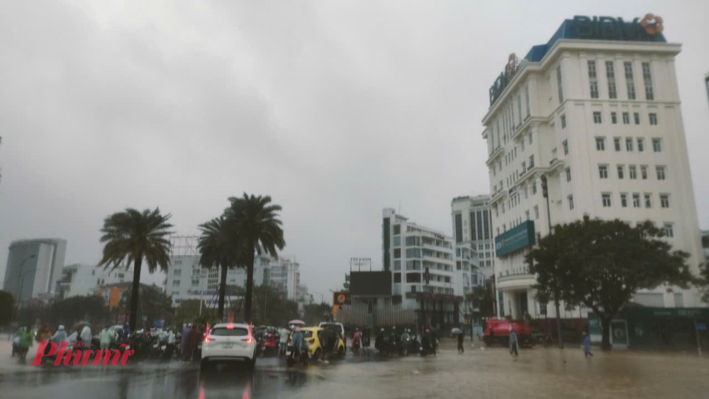 Nước lũ bủa vây kinh thành Huế