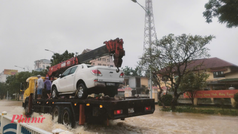 Nước lũ bủa vây kinh thành Huế Nhiều phương tiện ô tô phải sử dụng xe cứu hộ để đi qua các khu vực trung tâm TP Huế