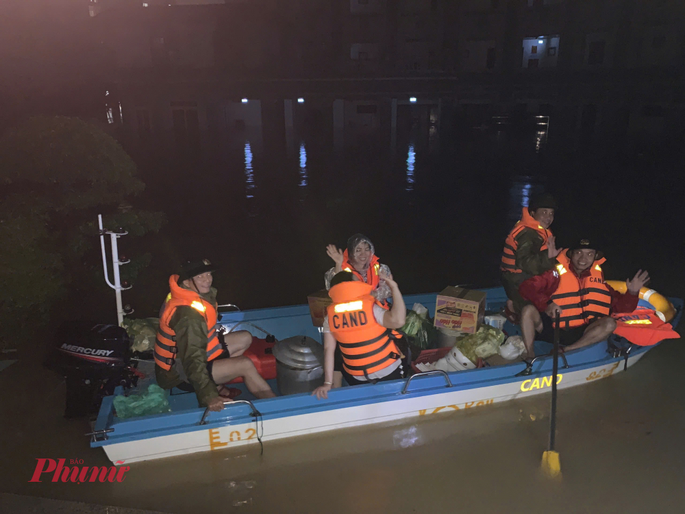 Bà con vùng lũ xúc động khi nhận cơm, hàng cứu trợ trong ngày bão lũ Mỗi ngày, các cán bộ chiến sĩ nơi đây chuẩn bị gần 900 suất ăn gửi đến các đơn vị ứng trực, đồng thời dự phòng 200 thùng mì tôm, hàng trăm chai nước uống sẵn sàng chuyển đến các khu dân cư bị cô lập.