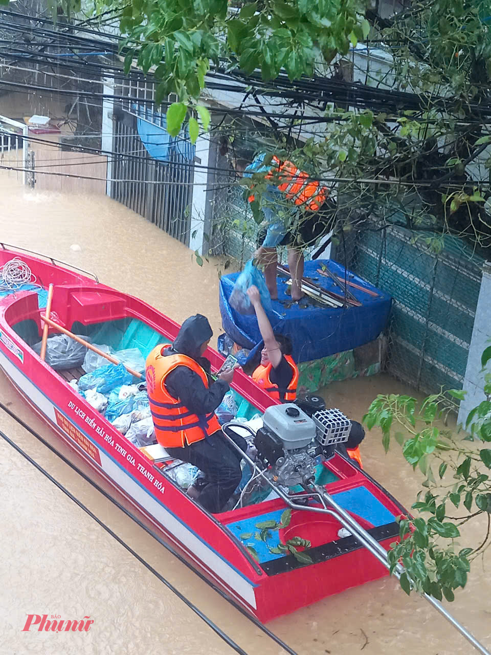 Bà con vùng lũ xúc động khi nhận cơm, hàng cứu trợ trong ngày bão lũ Nhiều điểm nước ngập sâu người dân không thể ra ngoài, lực lượn tình nguyện viên leo vào cộng đưa cơm tận tay người dân