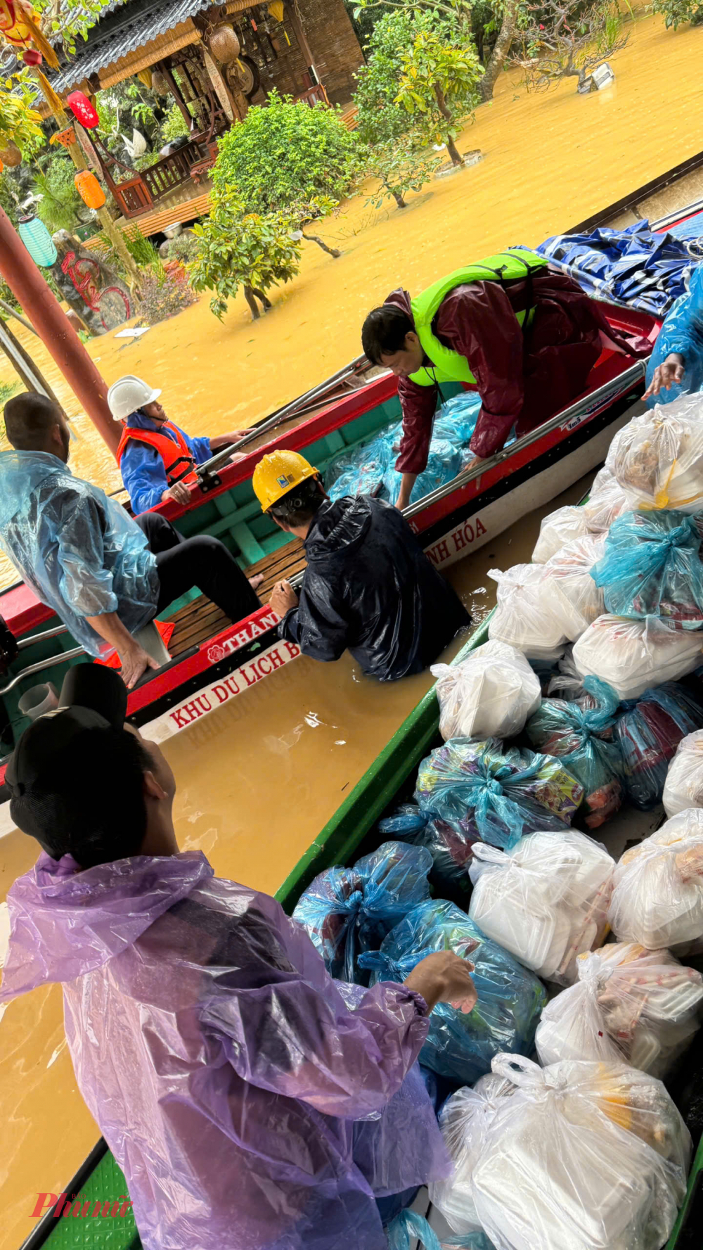 Bà con vùng lũ xúc động khi nhận cơm, hàng cứu trợ trong ngày bão lũ Ngày 29/10 bà con vùng rốn lũ Cồn Hến phường Vỹ Dạ TP Huế ấm lòng khi gần 2300 phần cơm, nước, sữa và tiền mặt quà đã được quý phật tử và thầy trú trì chùa Quang Minh, Pháp Hải trao tặng